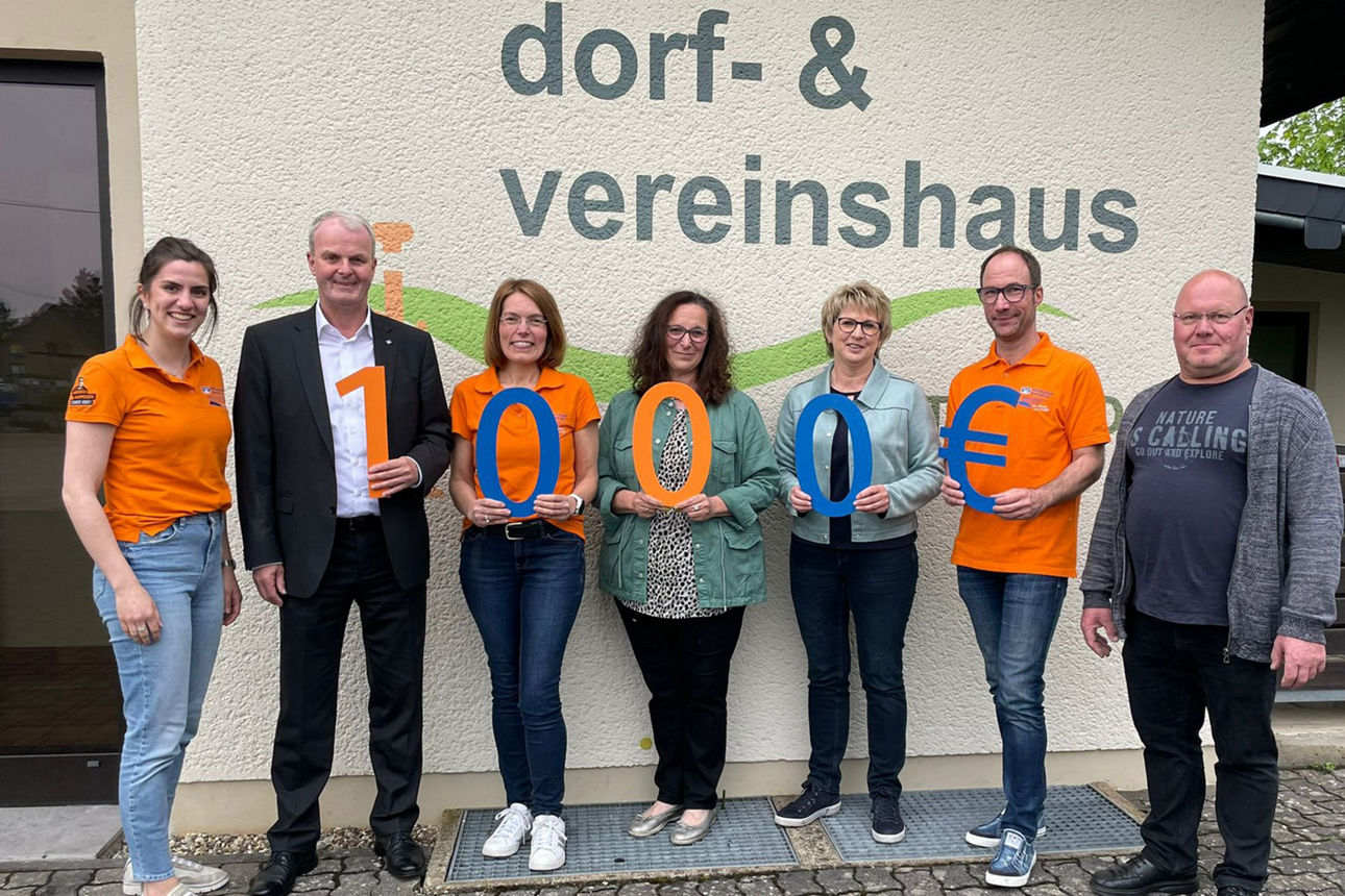 Gruppenfoto mit Mitarbeitenden der Raiffeisenbank und Mitgliedern des Musikvereins Notscheid