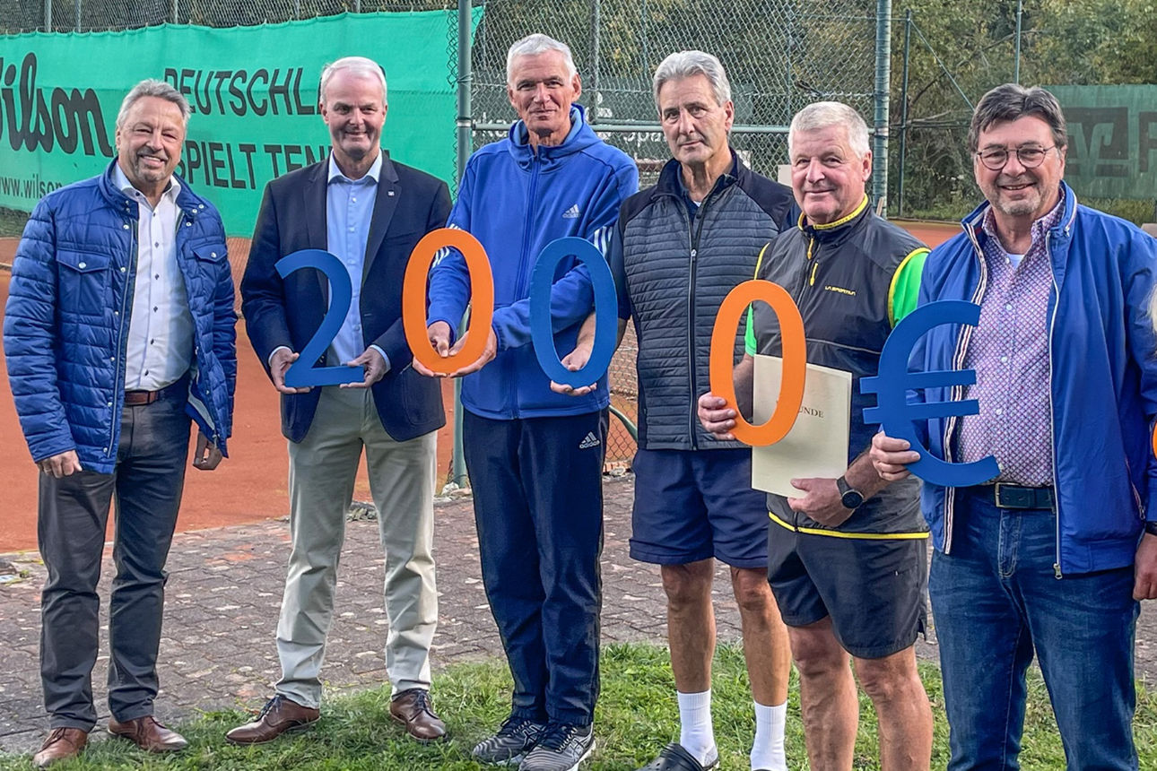 Gruppenfoto mit Mitglieder des Tennisclub Straßenhaus, Mitarbeitenden der Raiffeisenbank und Mitgliedern des Aufsichtsrats