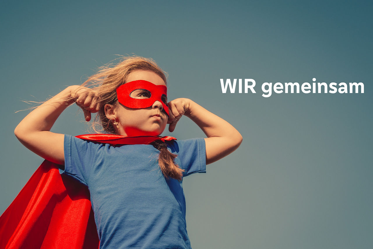 Ein Mädchen verkleidet als "Supergirl" und spannt ihre Oberarmmuskeln an. Daneben steht "WIR gemeinsam."