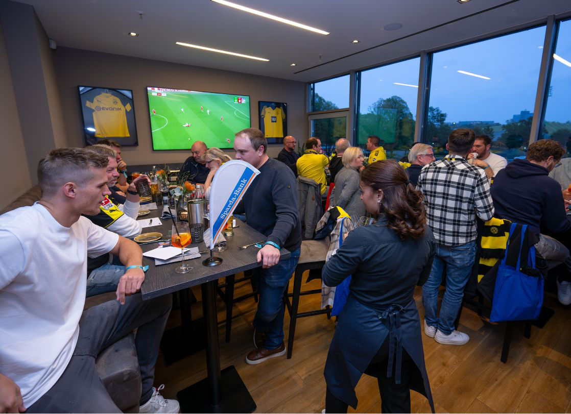 Foto von Menschen in der schwarzgelben VIP-Lounge