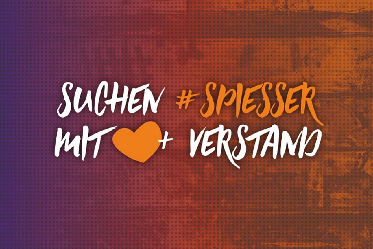Auszubildende beim Videodreh vor einer Leinwand