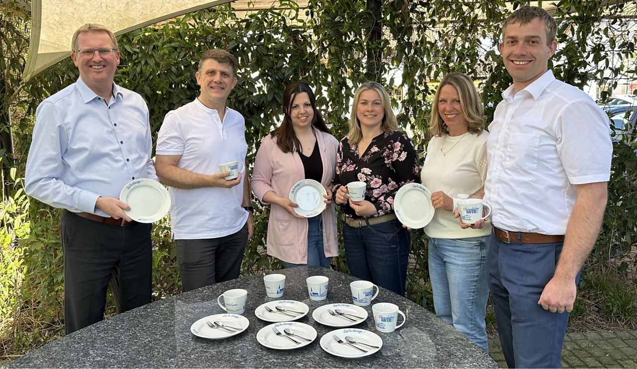 Eine Gruppe mit dem Kaffeegeschirr.
