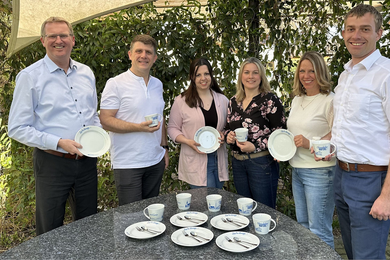 Eine Gruppe mit dem Kaffeegeschirr.