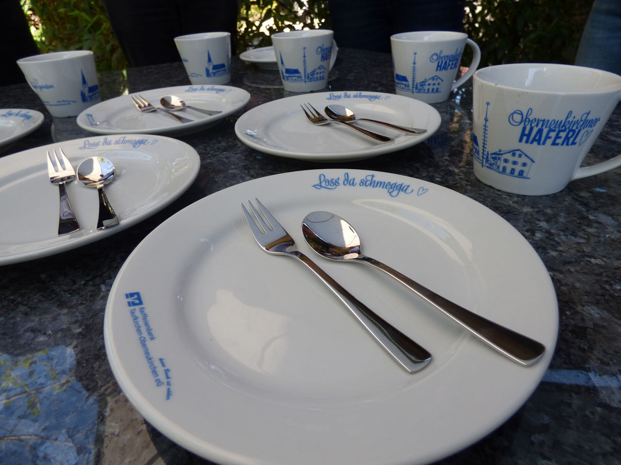 Kaffeegeschirr mit Besteck.