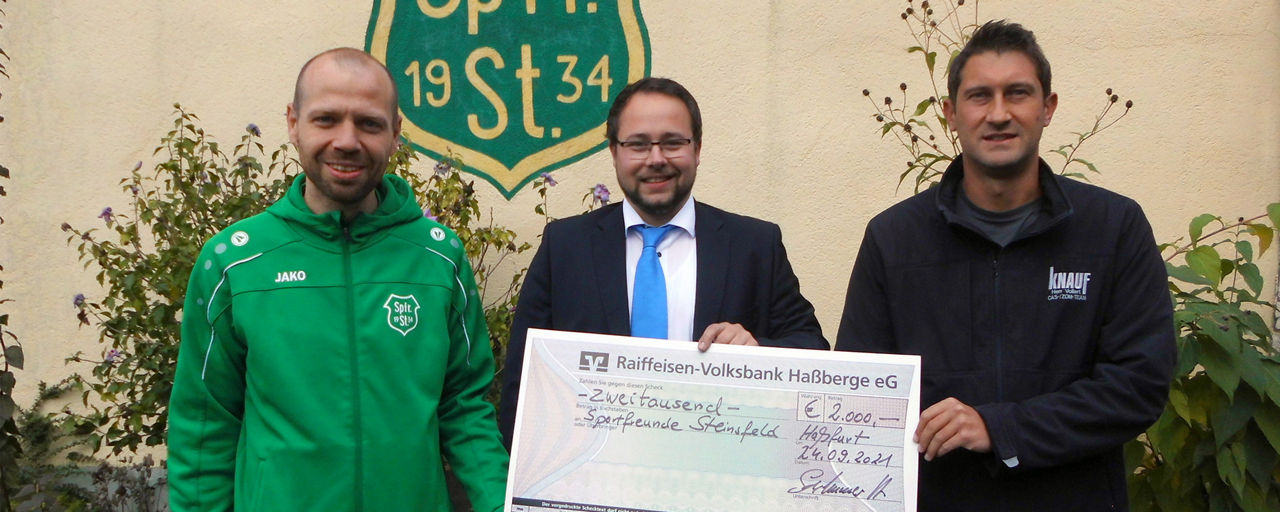 Bernd Schmitt übergibt den Sportfreunden 1934 Steinsfeld einen Spenden scheck über 2.000 Euro