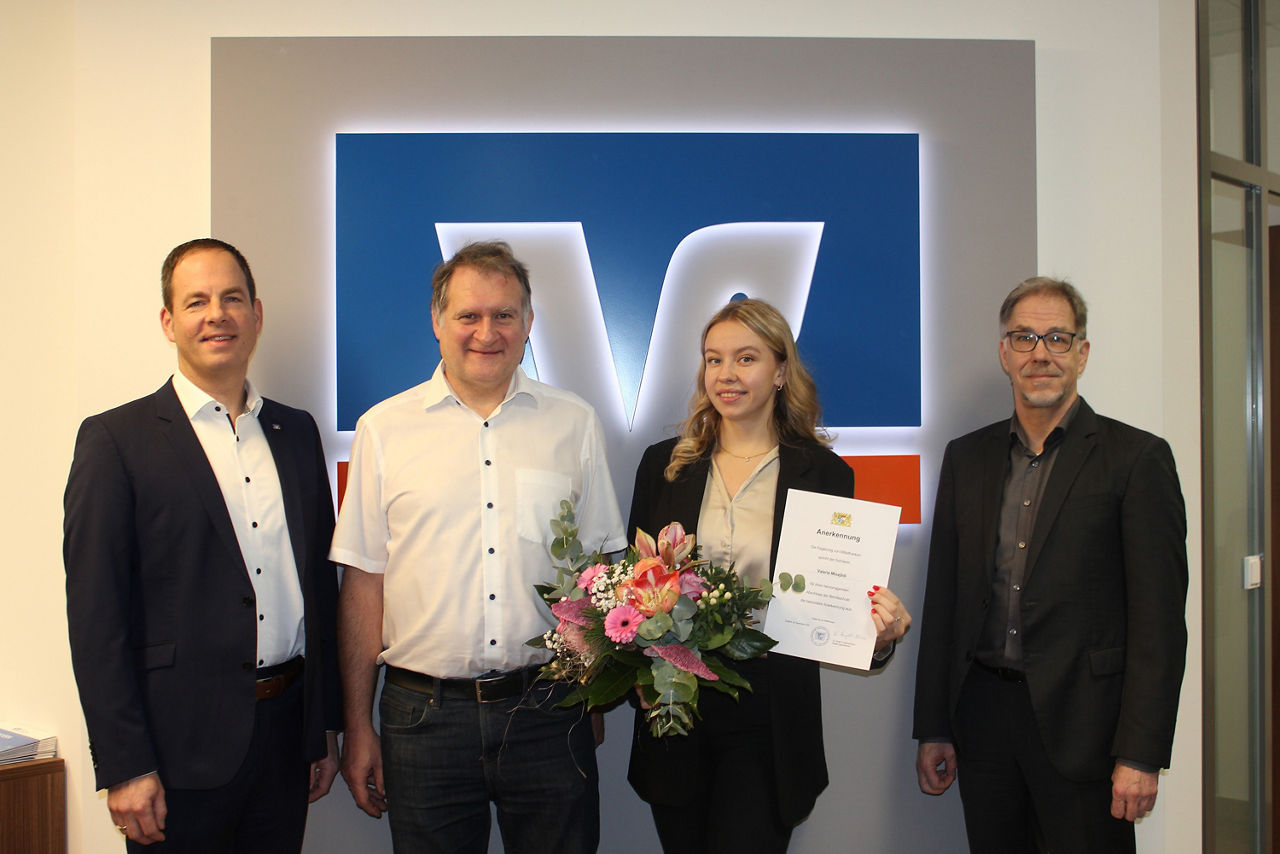 (von links) Vorstand Martin Hofmann, Personalleiter Jürgen Ott, Valeria Misajlidi, Vorstand Heinrich Reisenleiter
