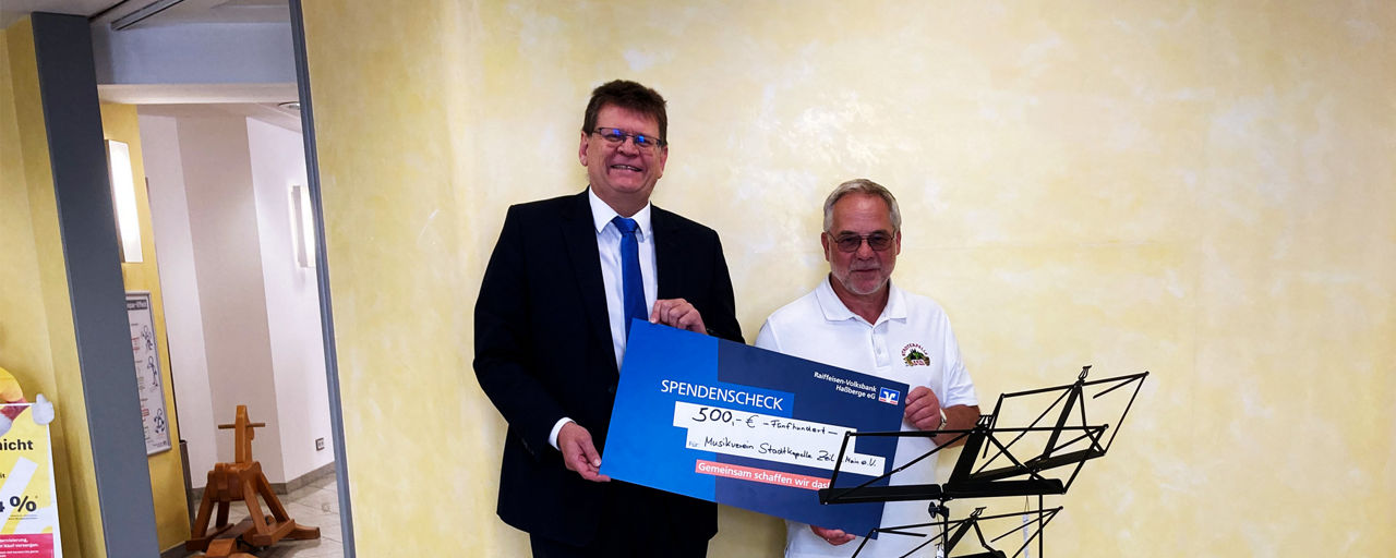 Martin Ullrich bei der Spendenübergabe an die Stadtkapelle Zeil