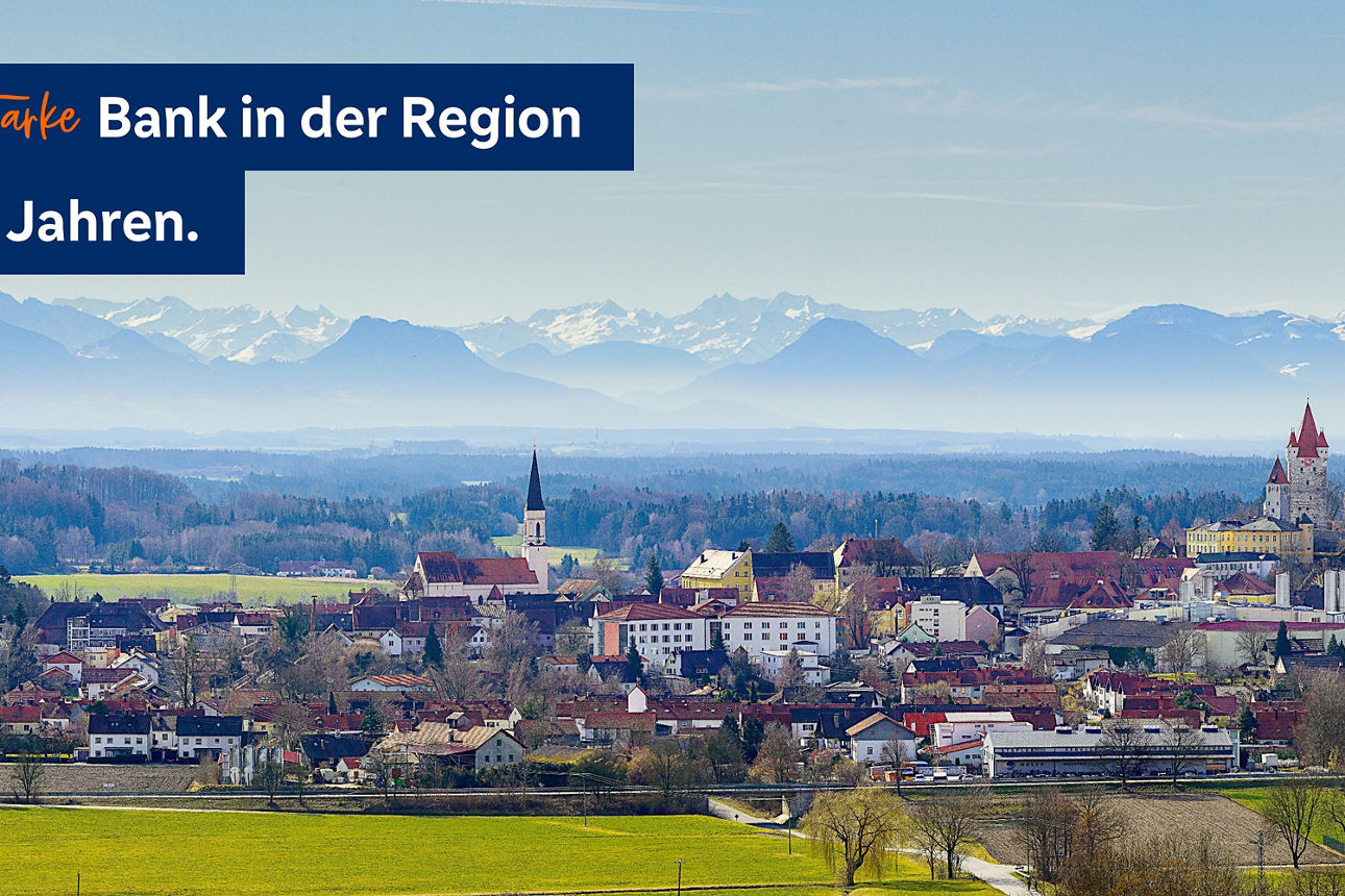 Panoramablick auf eine idyllische Stadt mit Alpenkulisse – Ihre Bank seit über 125 Jahren in der Region.