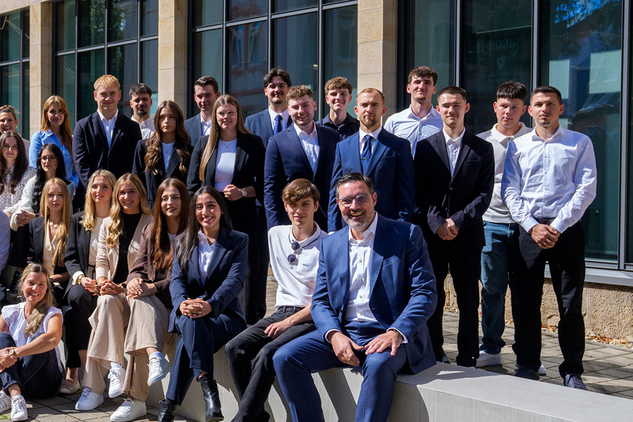 Gruppenbild der neuen Auszubildenden und Dualstudierenden - Foto: Benedikt Spether
