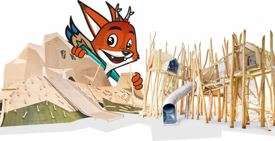 ein fantasievoller Fuchs mit Rehgeweih und Flügel schaut hinter dem Abenteuerspielplatz hervor