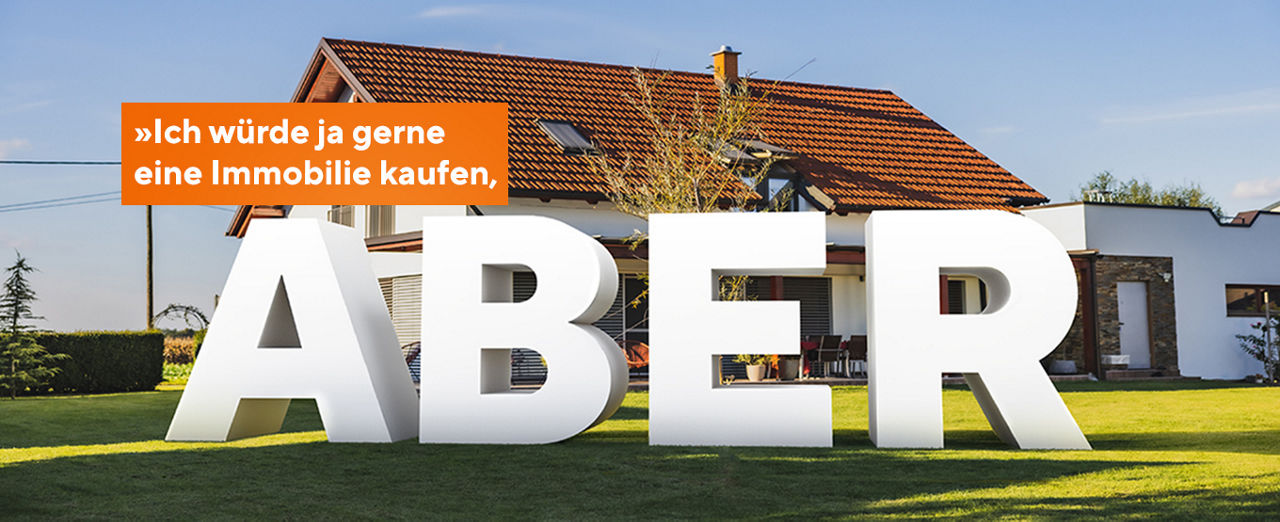Das Wort ABER steht in großen Lettern vor einen schönen Haus.