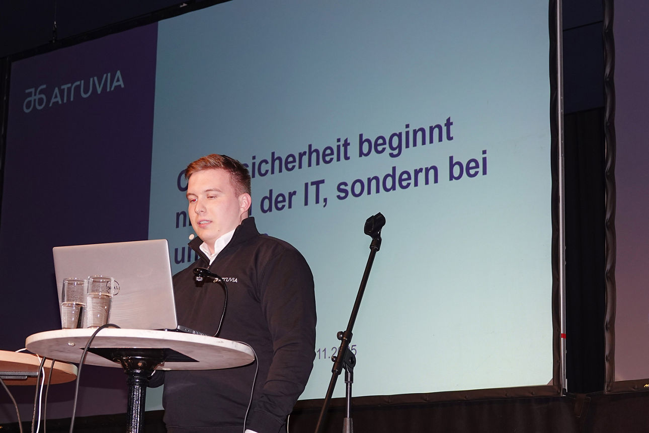 Steffen Dreisbach, Atruvia AG, u. a. über die Rolle des Menschen in der Cybersicherheit.