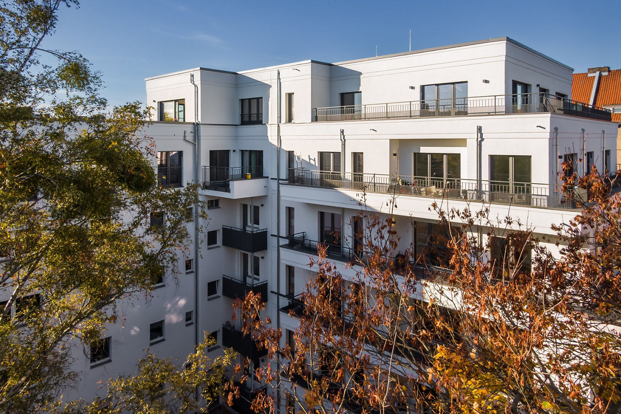 Außenansicht eines Neubaugebäudes mit weißer Fassade