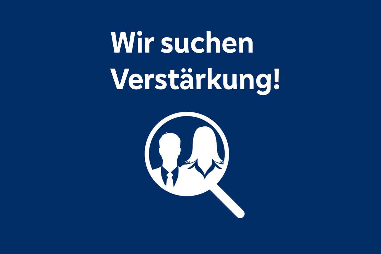 Lupe die auf die gezeichneten Konturen eines Mannes und einer Frau gerichtet ist- darüber Text Wir suchen Verstärkung