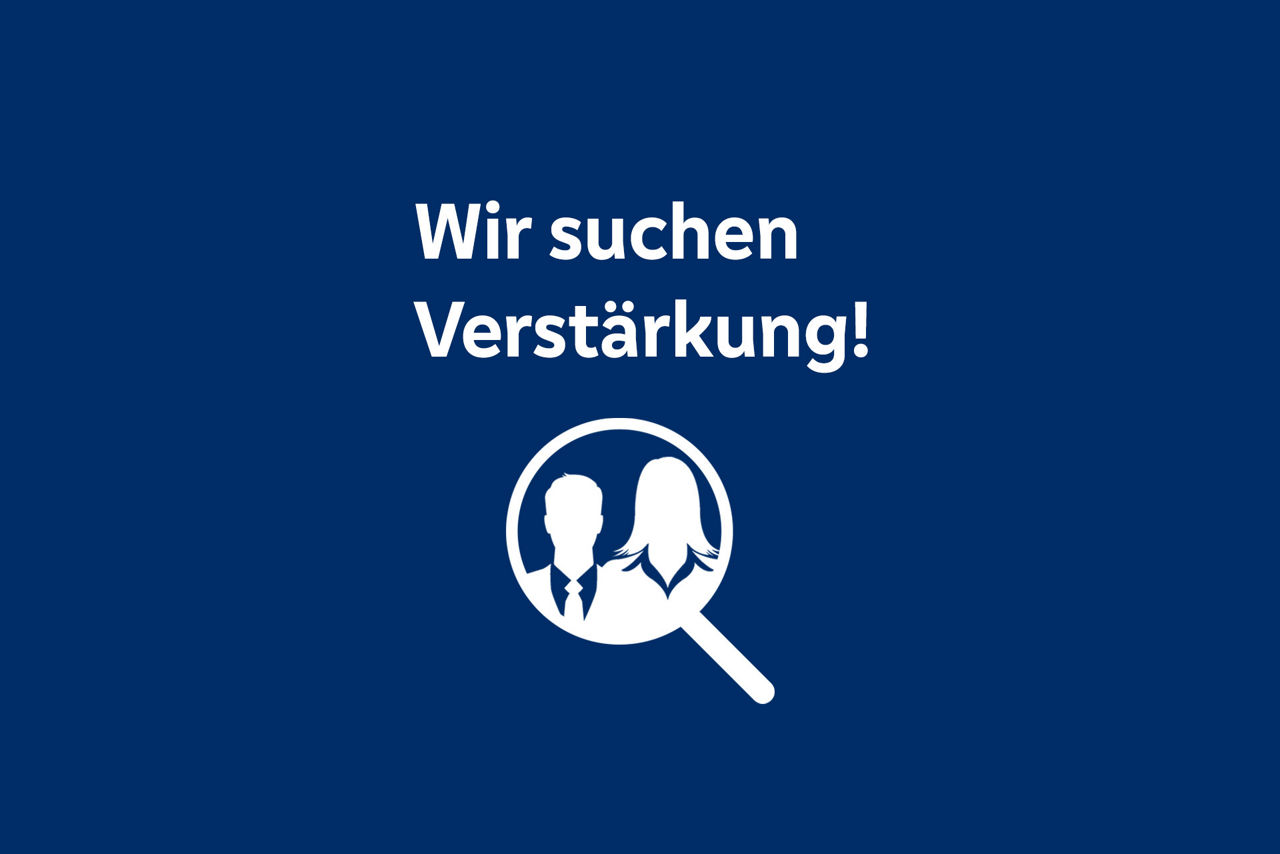 Text"Wir suchen Verstärkung" mit Lupe auf blauem Hintergrund