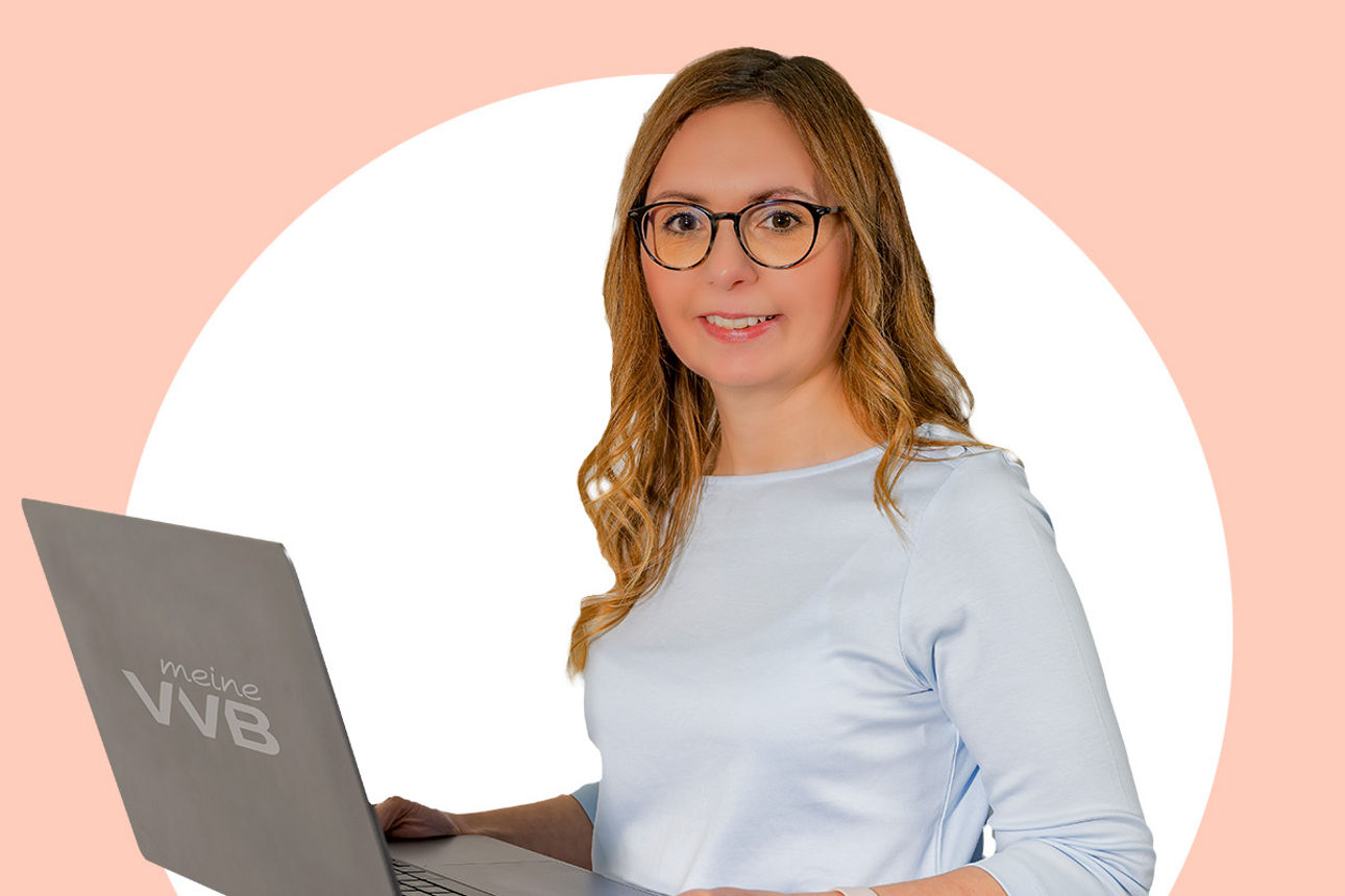 eine Frau und zwei Männer im Casual Business Outfit - Mitarbeiter der VVB