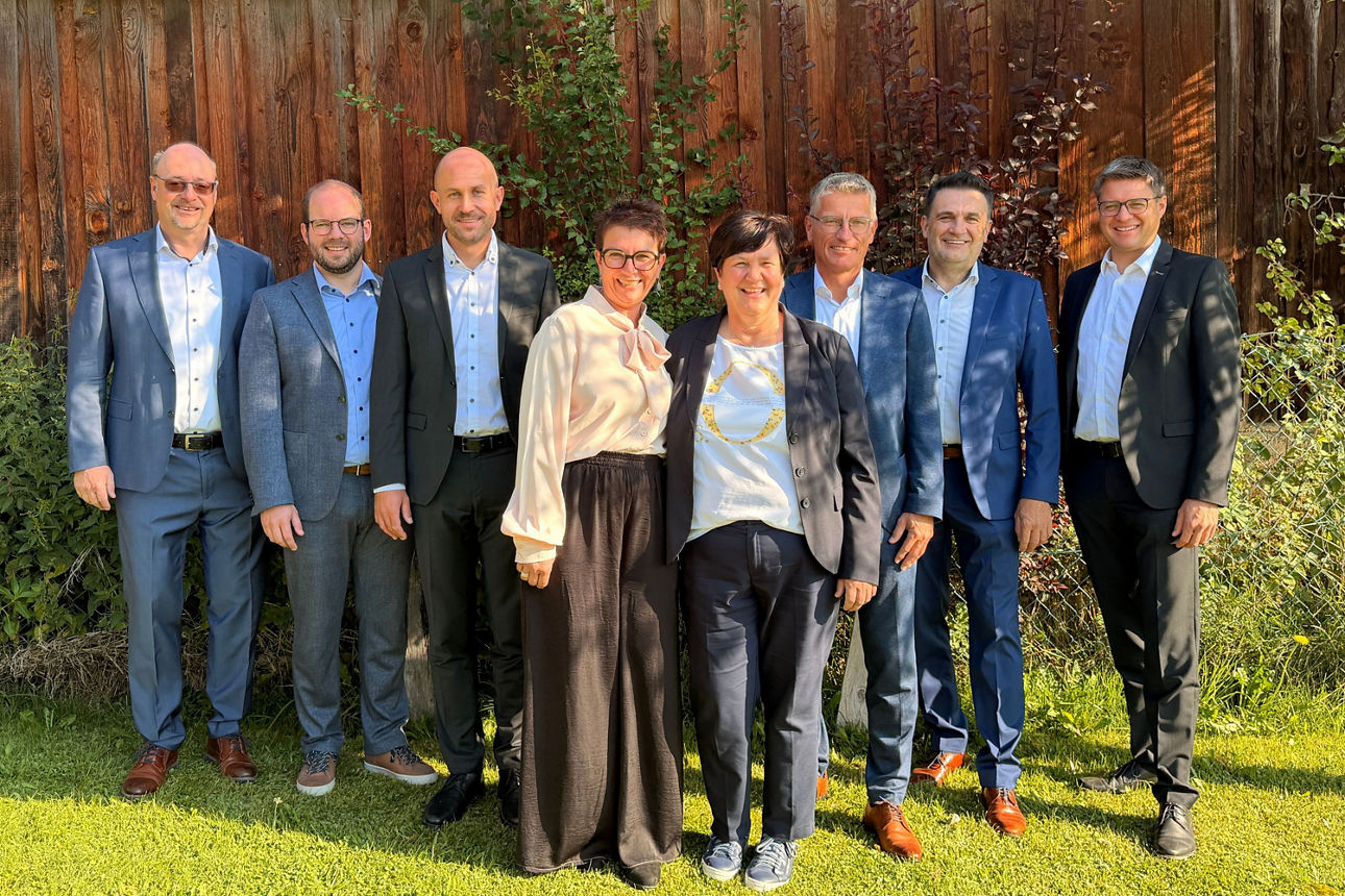 Gruppenbild von mehreren Personen auf einer Wiese.