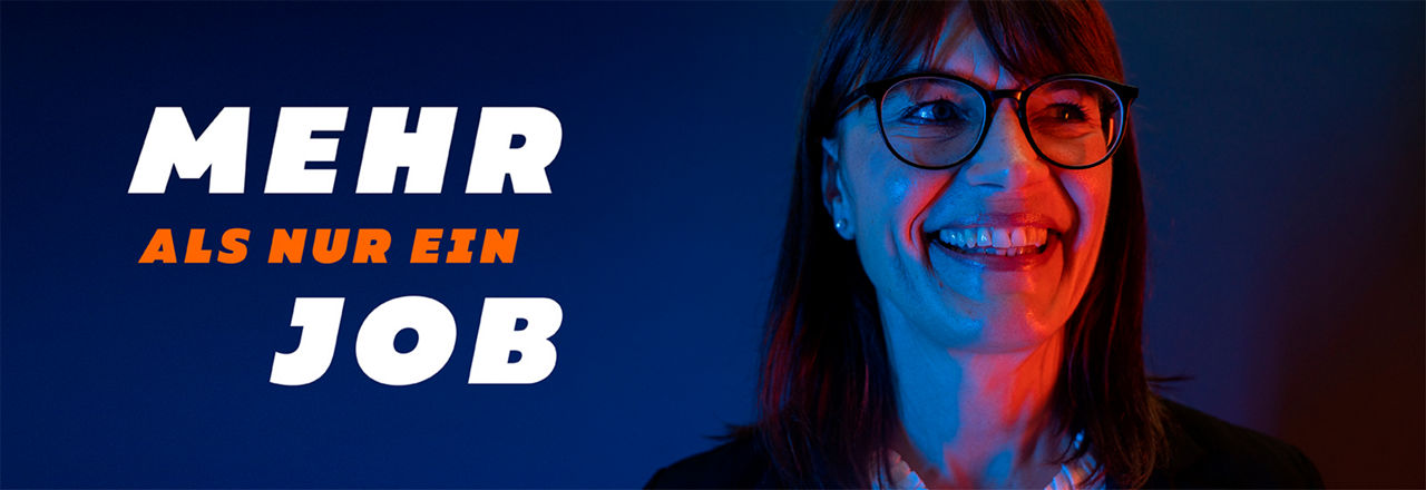 Aufschrif "Mehr als nur ein Job" mit eine Frau die eine Brille trägt und schräg zur Seite lacht.