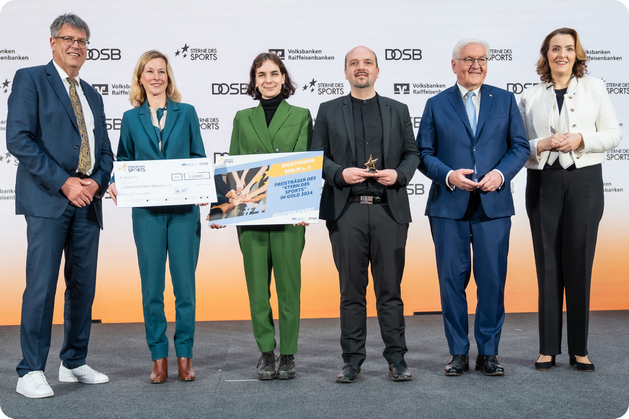 Drei Frauen un ddrei Männer stehen nebeneinander auf einer Bühne und halten die Auszeichnungen in den Händen