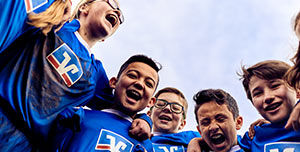 Eine Fußballmannschaft freut sich.
