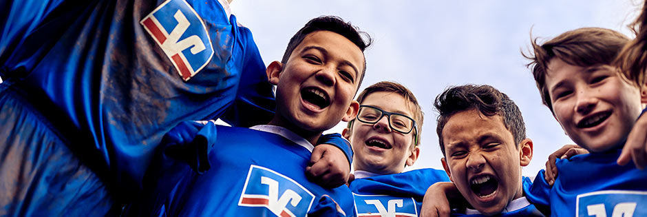 Junge Fußballspieler stehen im Kreis