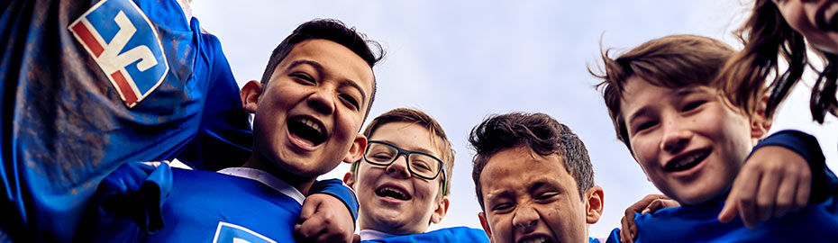  Eine Gruppe von Jungen, die zusammen lächeln