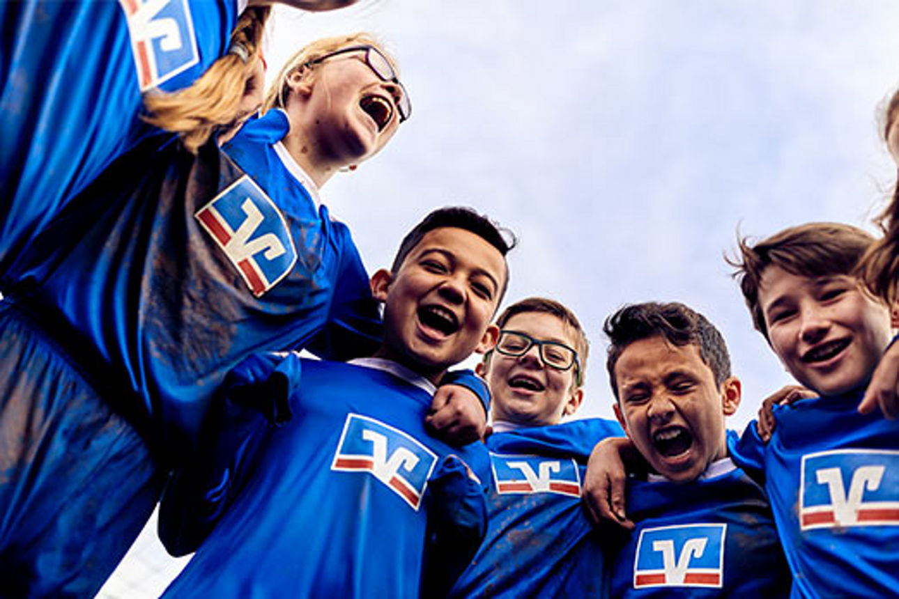 Lachende Kinder in Fußballtrikots