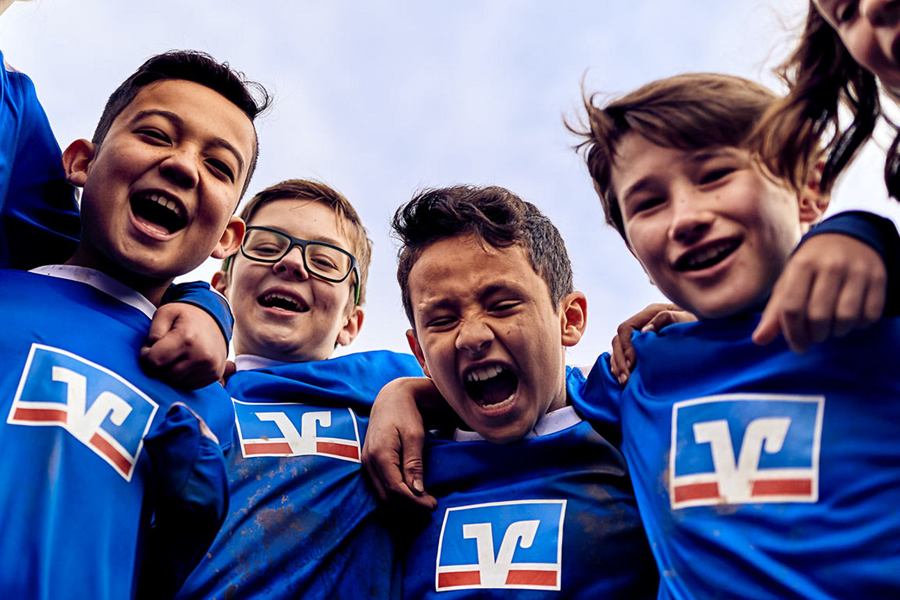 Fußballmannschaft im Trikot der Volks- und Raiffeisenbanken