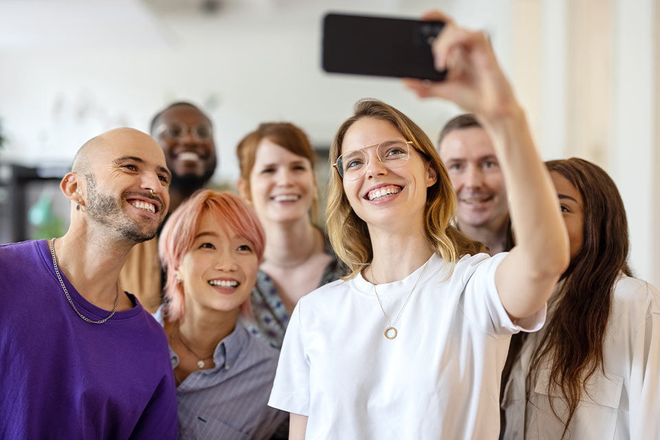 Auszubildende vor orangener Wand