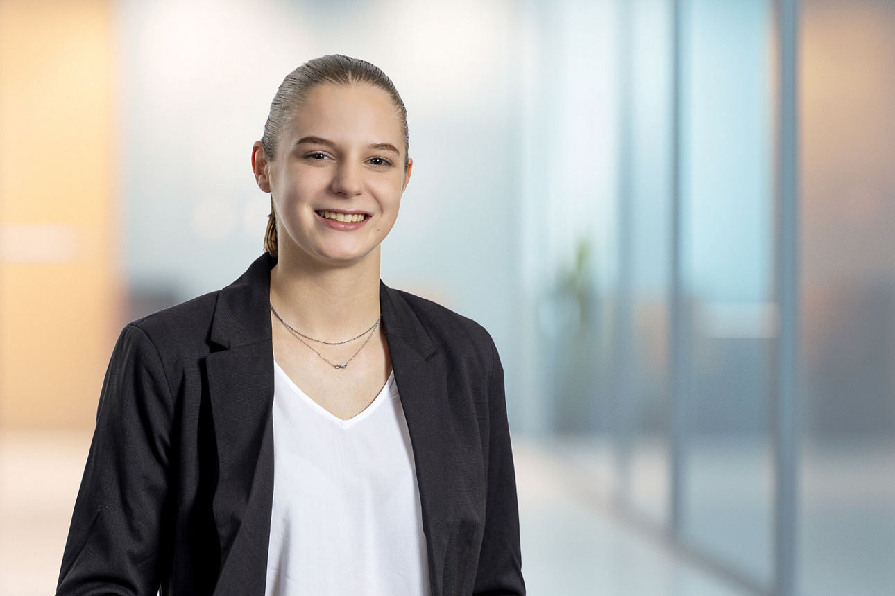 Emily-Sophie Stiewe, Auszubildende bei der Volksbank Bochum Witten eG lächelt in die Kamera