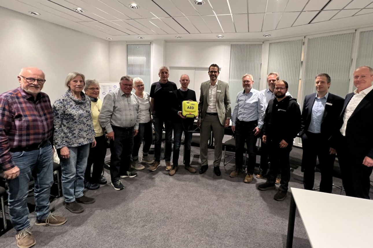 Volksbank Bocholt Stiftung spendet einen Defibrillator an das Ferienwerk