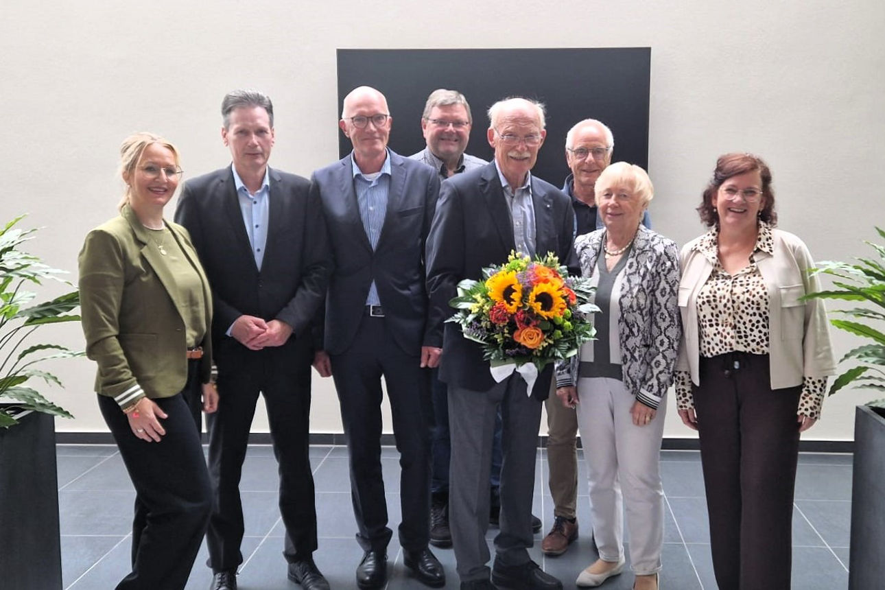 Vorstands- und Kuratoriumsmitglieder der VB Stiftung - Mindener Land verabschieden Friedrich Schnittker.