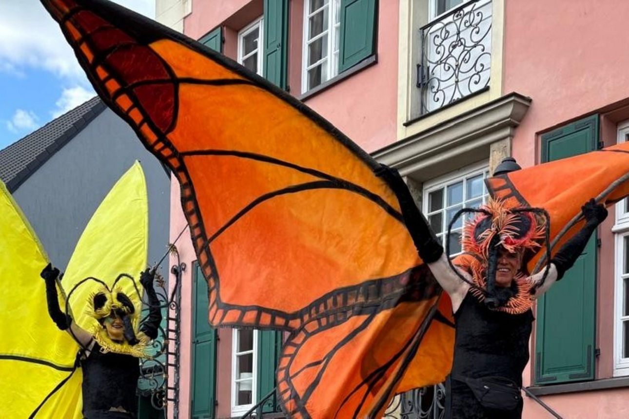 Zwei Menschen als Schmetterlinge