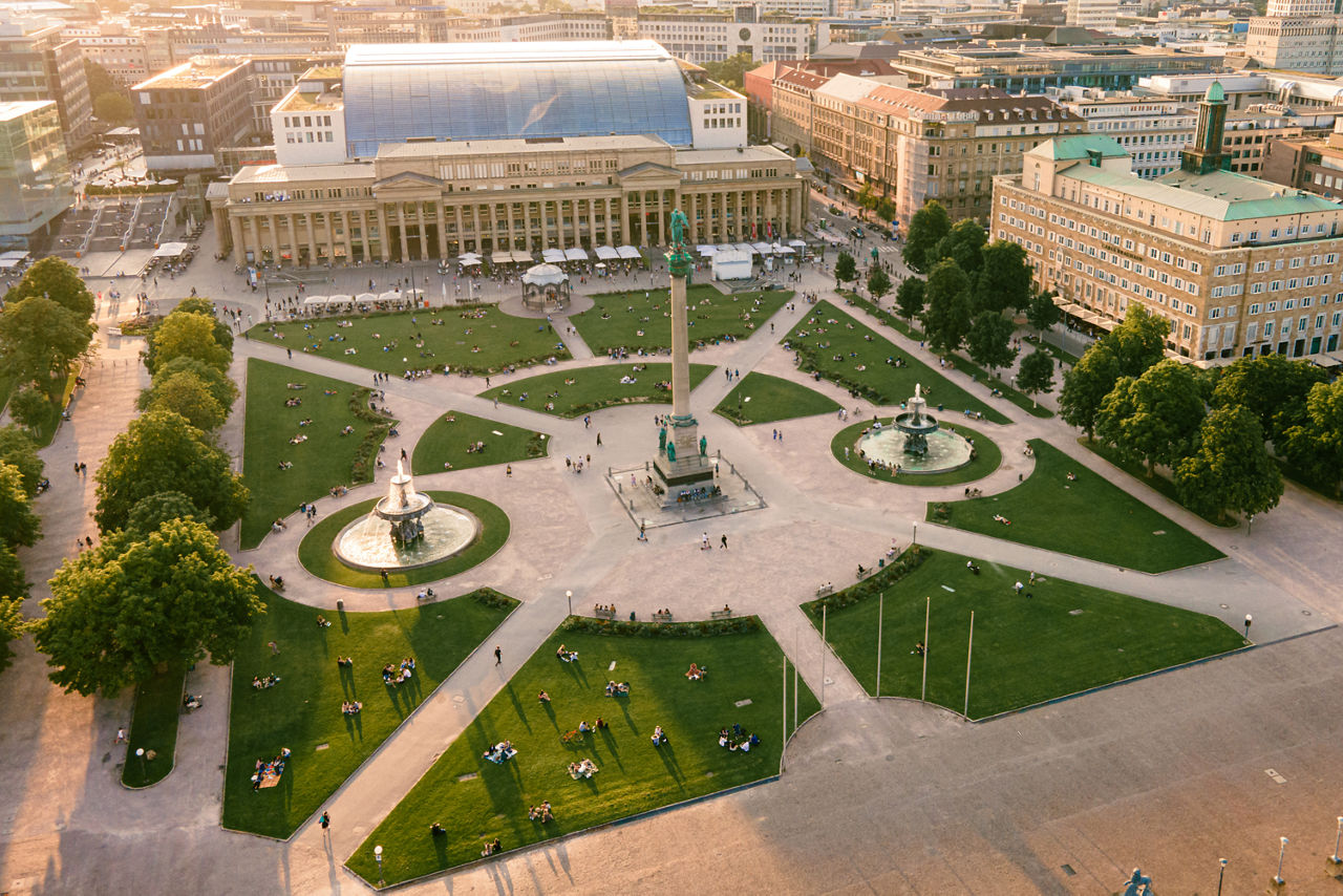Blick von oben auf den Schlossplatz Stuttgart Richtung Königsbau