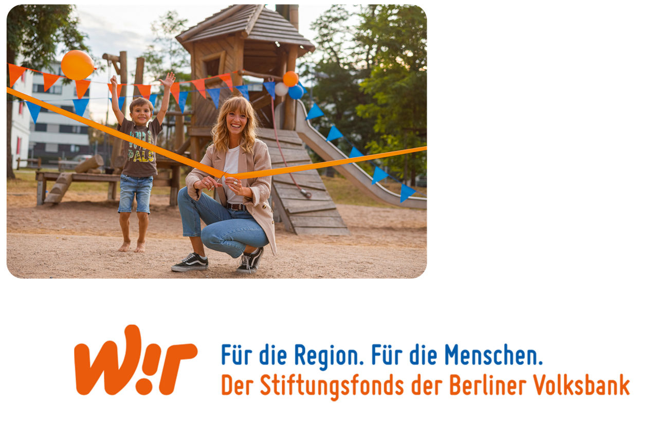 Eine Frau durchschneidet ein Band zur Eröffung eines Spielplatzes, darunter das Logo des Stiftungsfonds