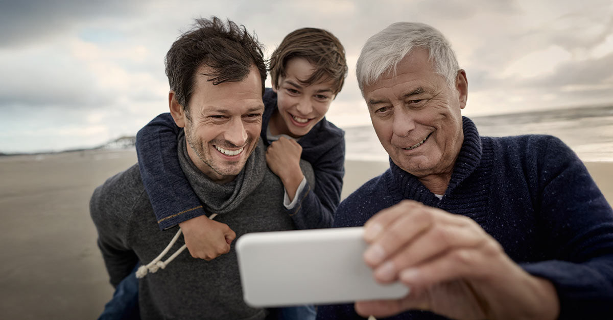 Mann mit Sohn und Opa
