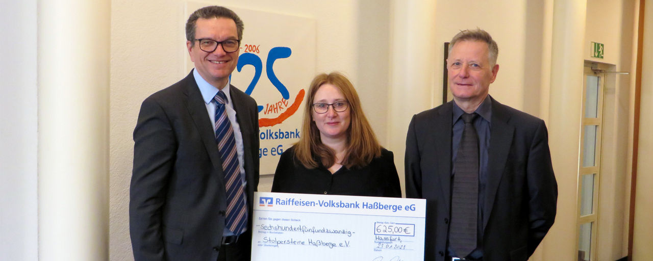 Reinhold Nastvogel, Vorstand der Raiffeisen-Volksbank Haßberge eG übergibt die Spende an den Stolpersteine Haßberge e.V.