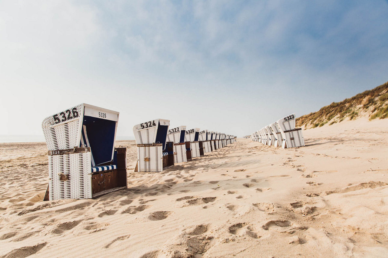 Mehrere Standkörbe am Strand auf Sylt