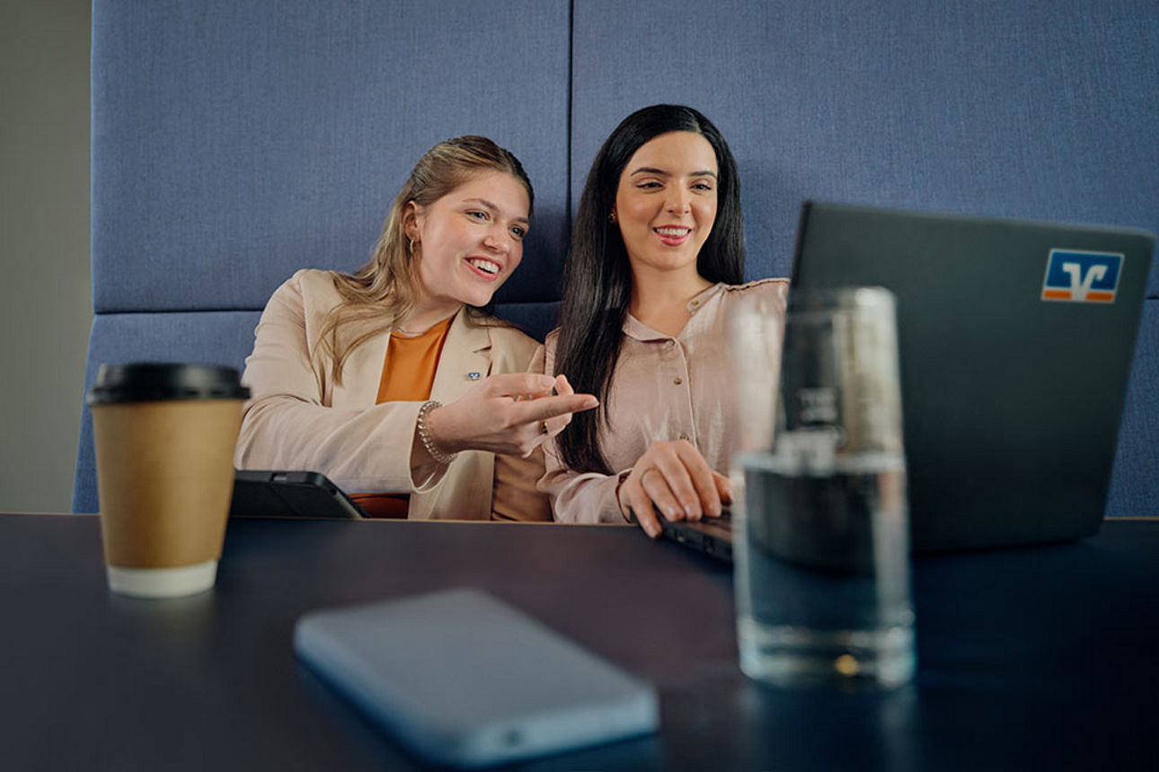Student beim Videodreh vor einer Leinwand