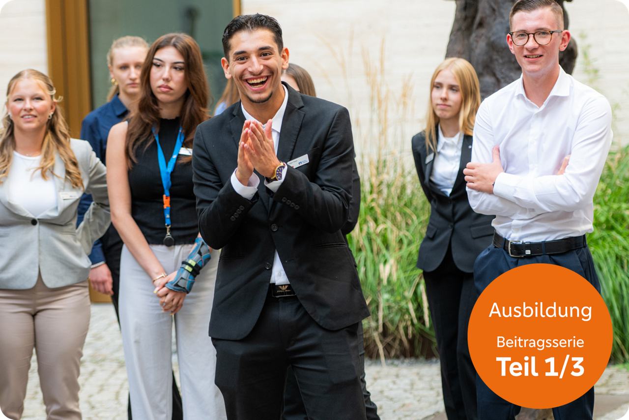 Jugendliche sitzen in einem Vortrag und werden durch eine Scheibe fotografiert