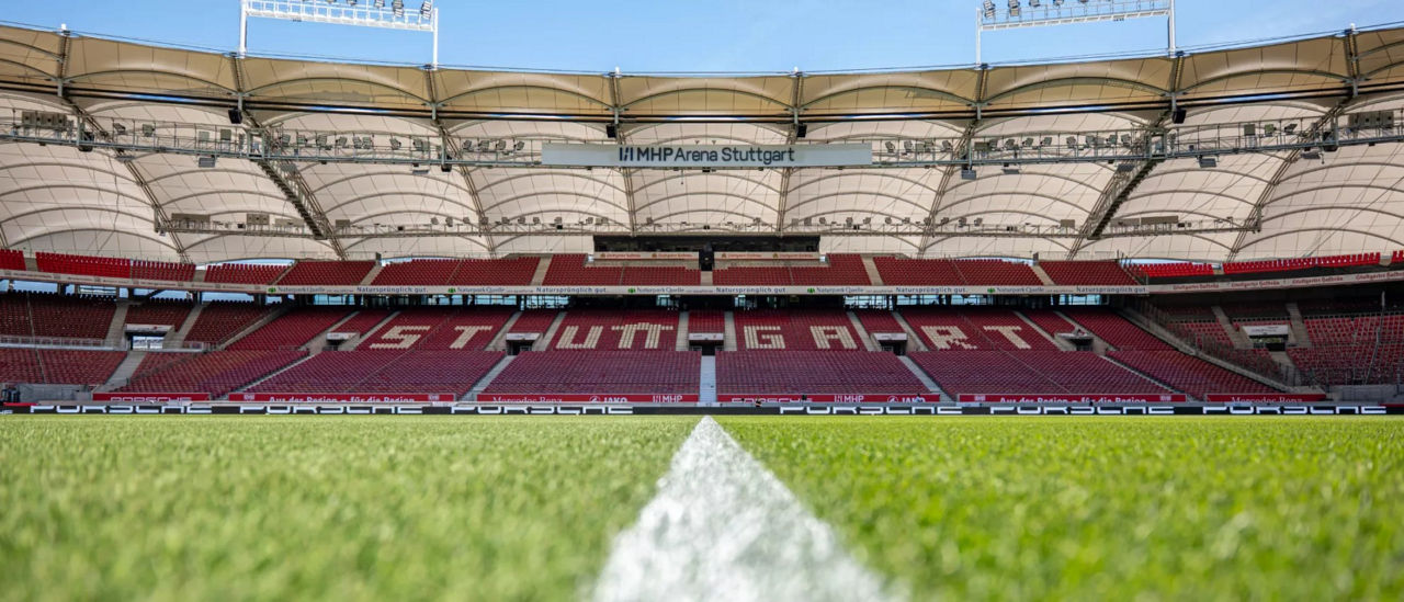 Blick vom Spielfeld auf die Tribüne 