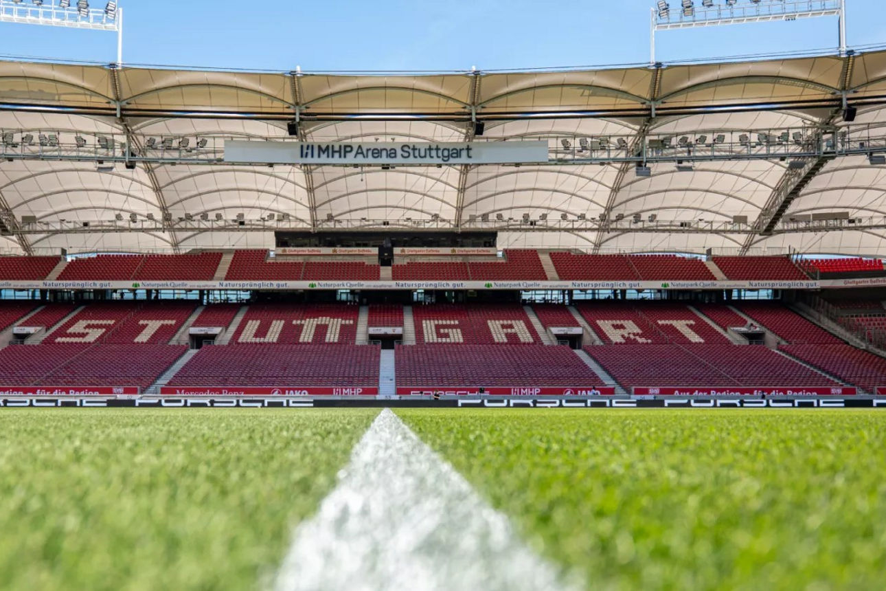 Blick vom Spielfeld auf die Tribüne 