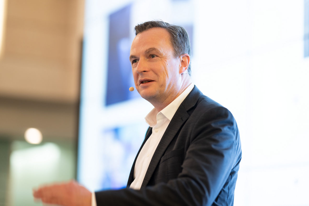 Prof. Dr. Jens Südekum am Podium auf dem LebensWert-Treff 2025