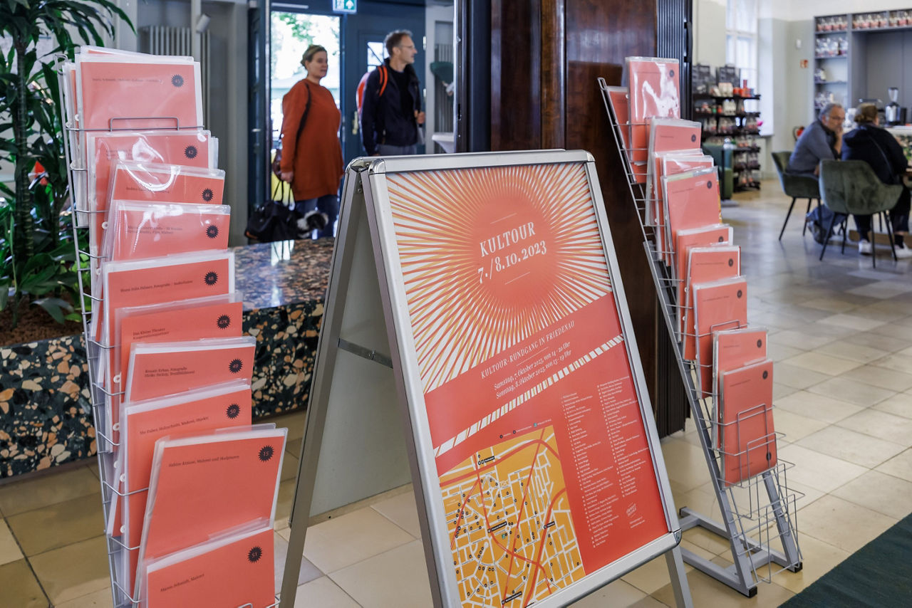 Aufsteller für Informationen zu allen Stationen bei der Südwestpassage