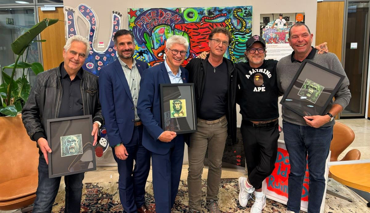 Super*me und Vertreter des SKM Köln freuen sich über das Ergebnis der Auktionen.