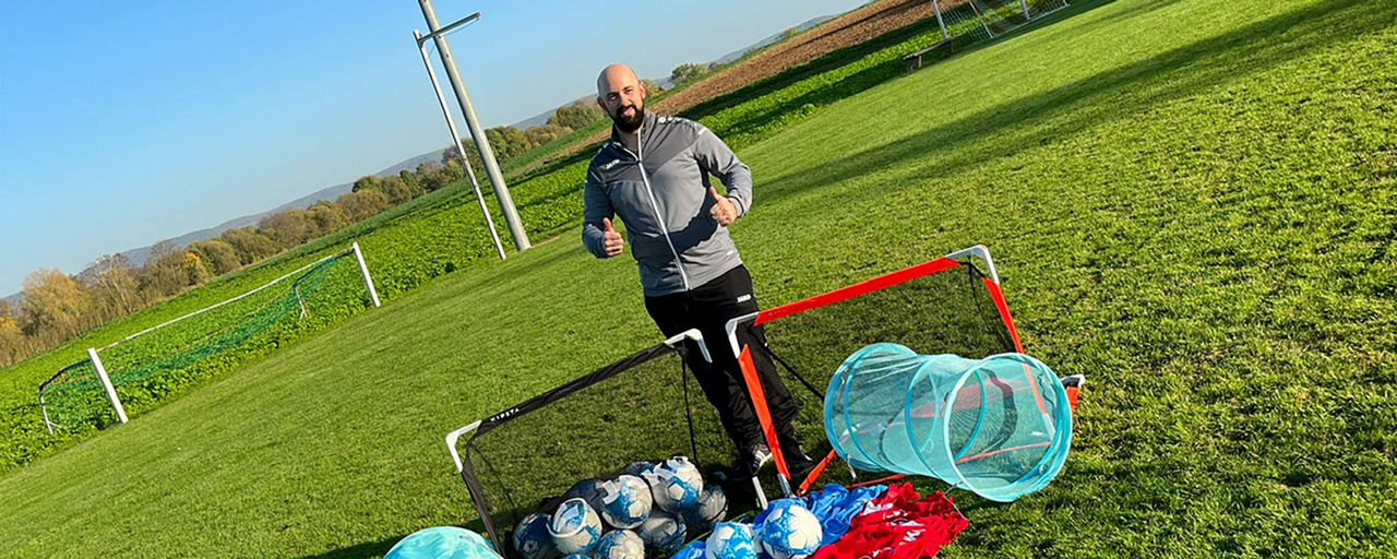 Die gespendeten Fußbälle und Tore des SV Mechenried