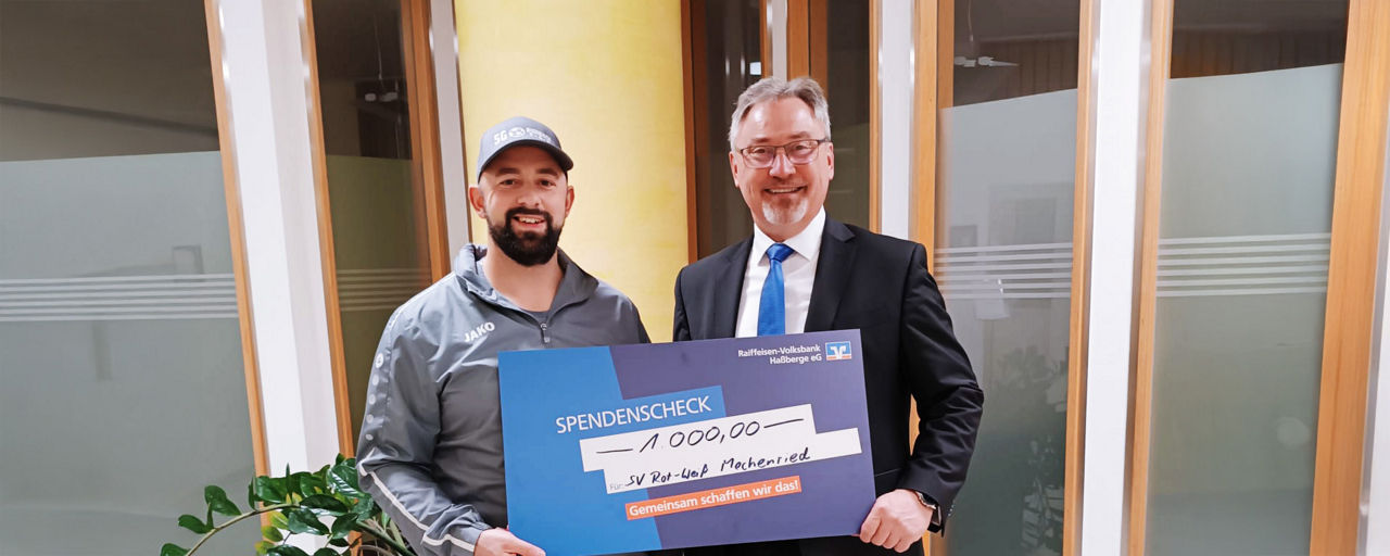 Elmar Zenter und Franco Firenze vom SV Mechenried bei der Übergabe der Spende