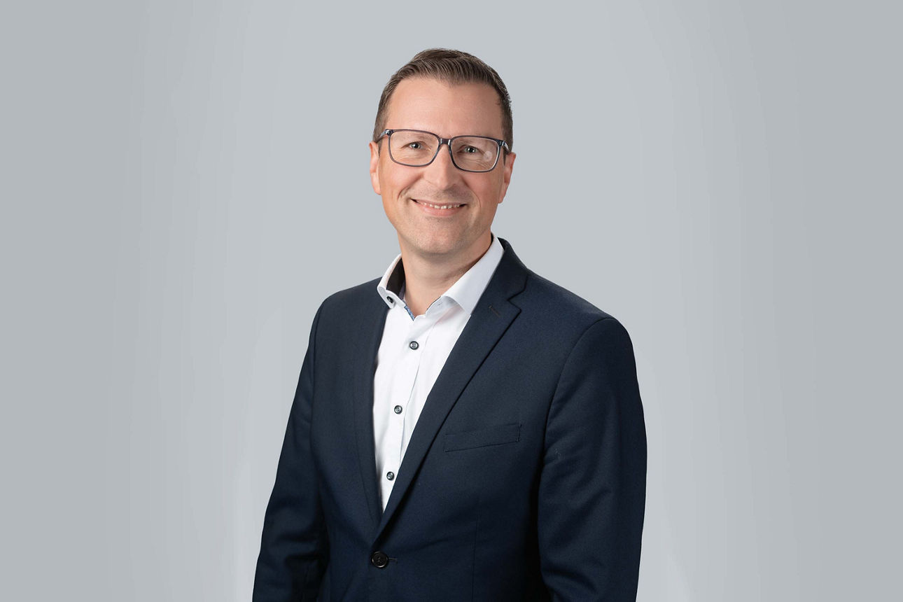 Auf dem Bild ist Sven Janse eBusiness-Berater der VR Bank Main-Kinzig-Büdingen zu sehen.