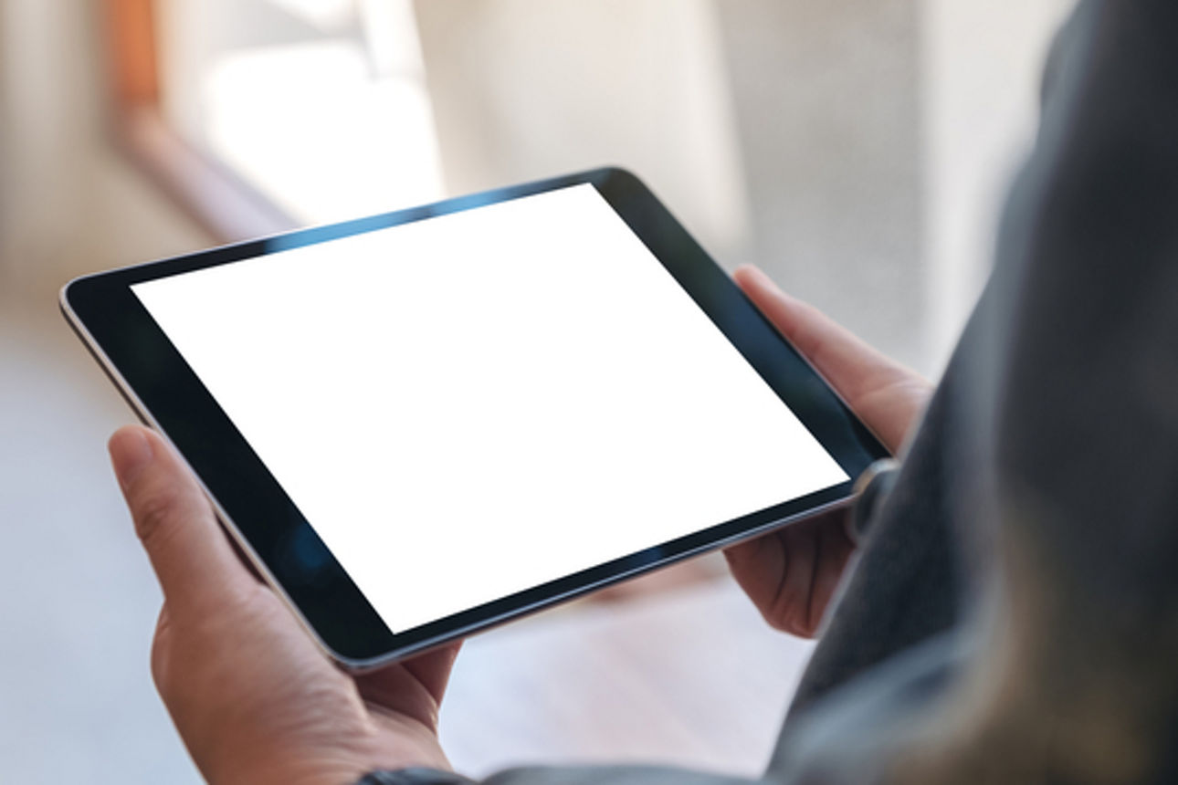 Frauenhände halten ein schwarzes Tablet mit leerem Bildschirm horizontal