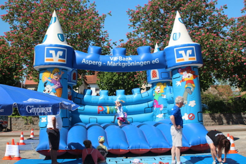 Hüpfburg mit Logo der VR-Bank